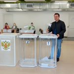 Кандидат в губернаторы от КПРФ Антон Сидорко проголосовал