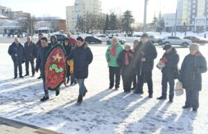 ЦВЕТЫ К ВЕЧНОМУ ОГНЮ